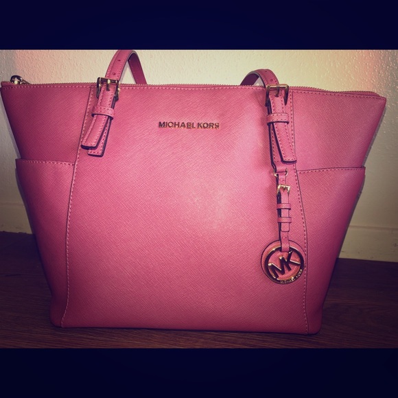 Michael Kors Handbags - Classy Michael Kors Tote 🎀